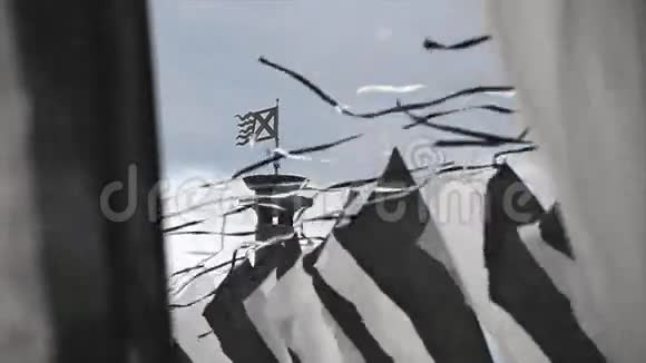 夏天黑白彩旗迎风飘扬雨前的云天带有标志的栏视频的预览图