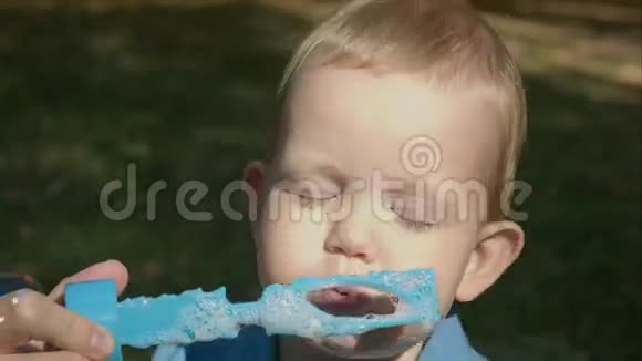 可爱的男孩吹肥皂泡视频的预览图