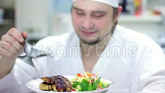 餐厅或酒店厨房的厨师正在为美味的美食做最后的准备视频的预览图