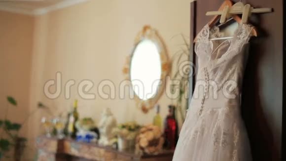 漂亮的婚纱准备好让新娘挂在豪华公寓里视频的预览图
