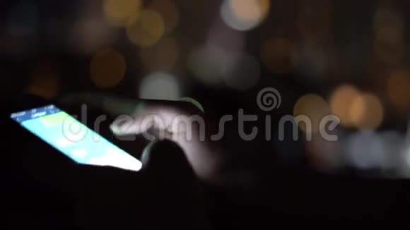 夜间智能手机用户一只手在城里过夜4K视频的预览图