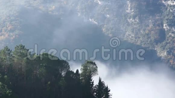晨雾在秋天的山间流动意大利高地视频的预览图