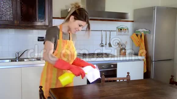 年轻的家庭主妇打扫厨房的家具视频的预览图