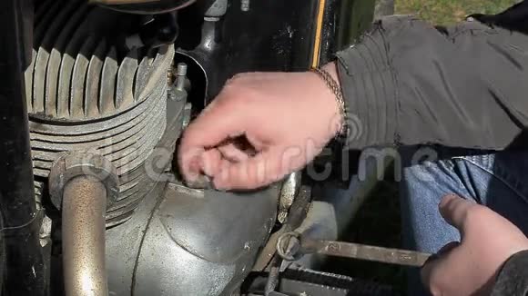修理旧摩托车的人视频的预览图