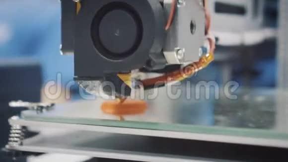 学校实验室工作期间的三维打印机3D塑料打印机3D打印视频的预览图
