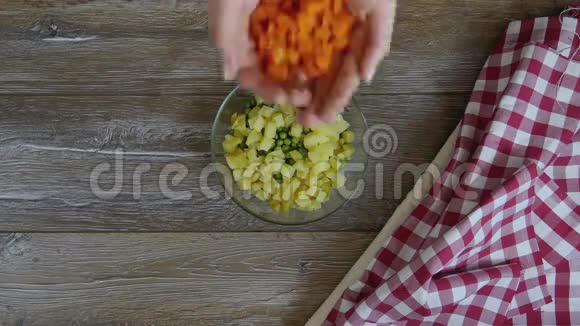厨师在沙拉中加入胡萝卜片视频的预览图