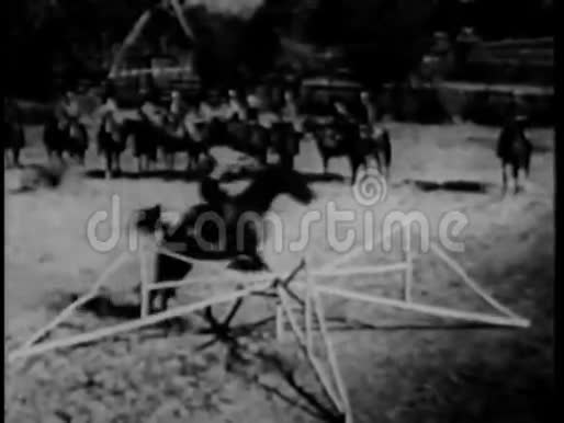 骑在马背上的牛仔在表演圈里跳跃视频的预览图