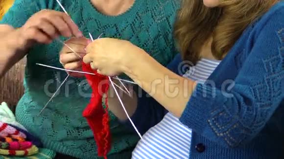 老妇人教孙女如何编织放大视频的预览图