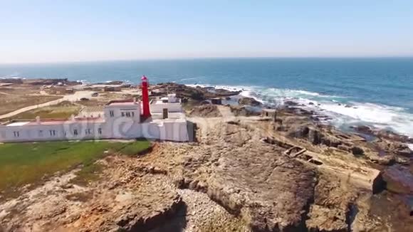 葡萄牙新特拉岛大西洋附近悬崖上的灯塔视频的预览图