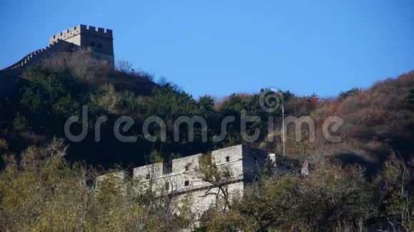 长城上山峰中国古建筑堡垒在秋天视频的预览图