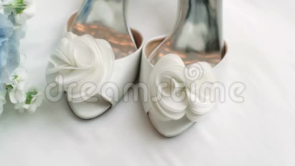 婚礼花束和白色背景的新娘鞋视频的预览图