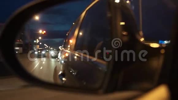 从夜间移动汽车的侧镜后视镜视频的预览图
