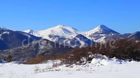 比利牛斯山脉的雪山拍摄于旅行法国视频的预览图