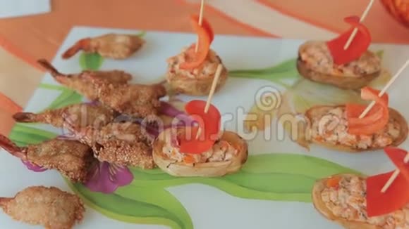 在宴会上以船和炸虾的形式加入沙拉的土豆视频的预览图