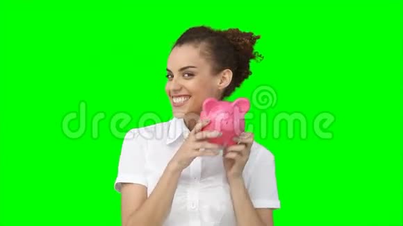 一个女人握着她的储蓄罐当她摇的时候视频的预览图