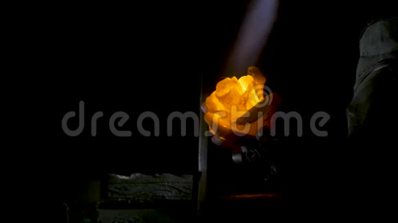 铁匠把铁玫瑰的叶子对齐使花朵的最终形状铁匠制造铁玫瑰视频的预览图