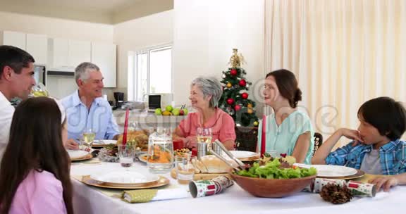 一家人一起吃圣诞晚餐视频的预览图