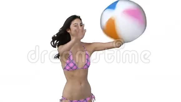女人和一个不在银幕上的人玩沙滩球视频的预览图