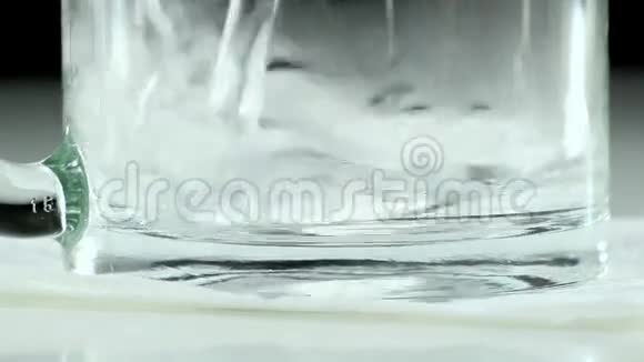 玻璃杯中的矿泉水视频的预览图