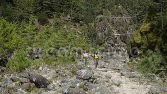 尼泊尔山区背包游客视频的预览图