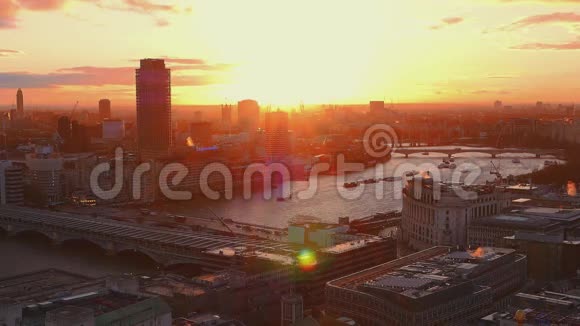 伦敦泰晤士河上空日落视频的预览图