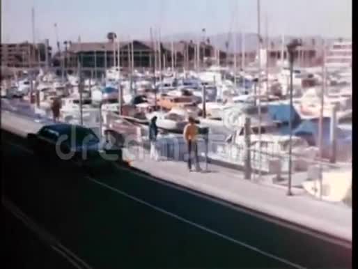 停泊在港口的船只驾驶汽车视频的预览图