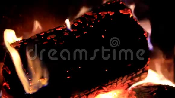 冬季寒冷季节的家庭壁炉视频的预览图