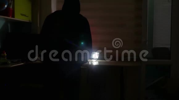 小偷晚上在房子的剪影里偷了一台室内笔记本电脑和东西视频的预览图