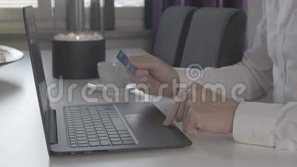 一个人在网上买笔记本电脑用信用卡付款视频的预览图