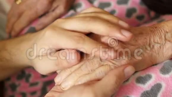 孙子男牵着老奶奶的手视频的预览图