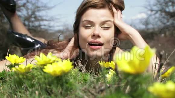 躺在草地上的女人视频的预览图