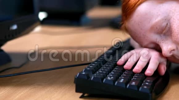 小女孩睡在键盘上视频的预览图