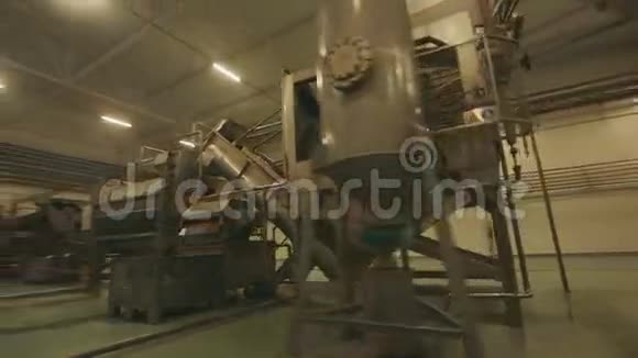 果汁厂自动生产线的一部分视频的预览图