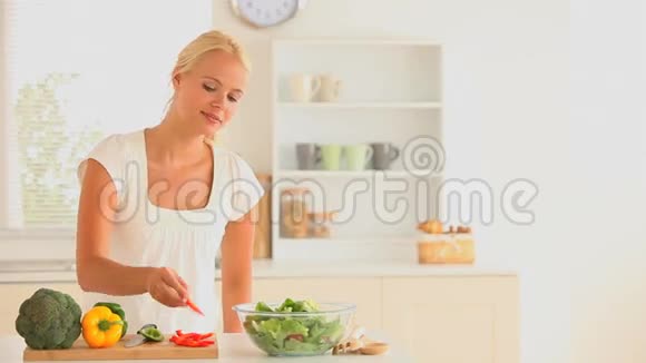 女人吃蔬菜和水果片视频的预览图
