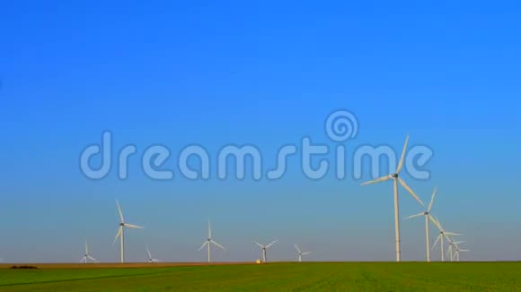 自然界中的风力涡轮机视频的预览图
