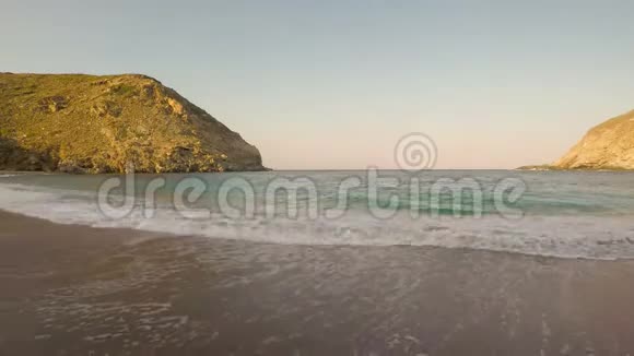 希腊安德罗斯岛的佐科斯海滩美丽的夏日目的地视频的预览图