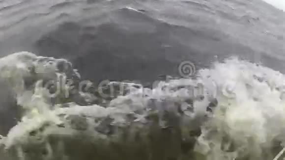游艇在暴风雨的海面上漂浮视频的预览图
