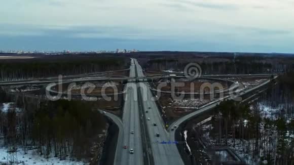 巨大的道路交叉口充满了汽车和卡车在农村冬季鸟瞰视频的预览图
