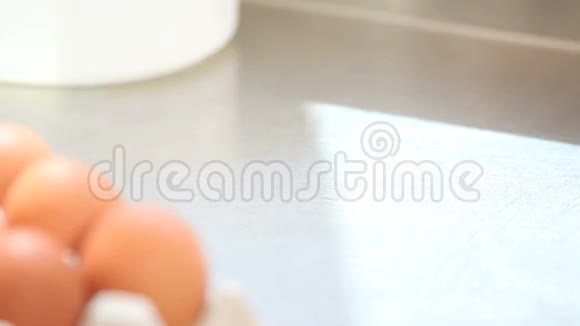 糕点工作台上的鸡蛋和巧克力片视频的预览图