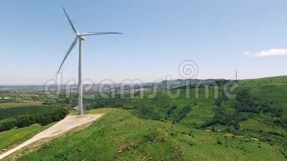 葡萄牙青山上的风力发电厂视频的预览图