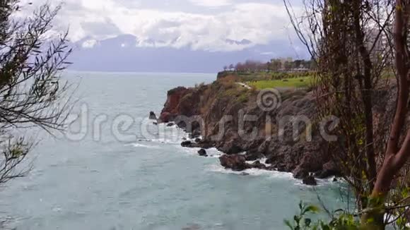 海浪拍打着海滩上的岩石视频的预览图
