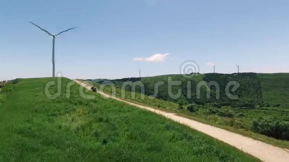 葡萄牙青山上的风力发电厂视频的预览图