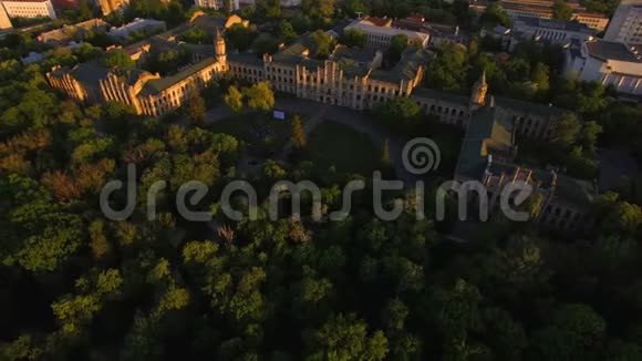 日落时分城市背景上的旧大学大楼视频的预览图