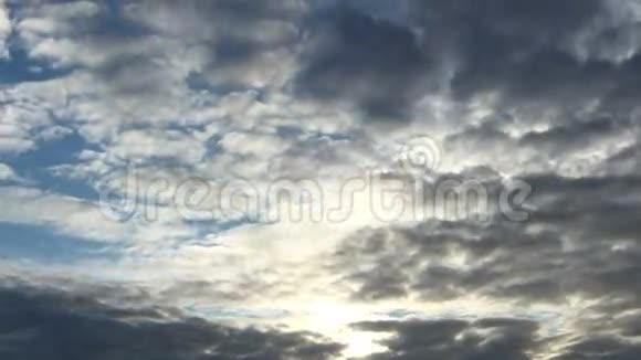 云在天空中移动的时间推移视频的预览图