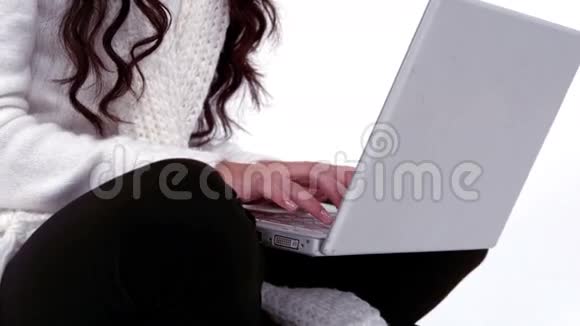 喜庆的黑发女人用她的笔记本电脑视频的预览图