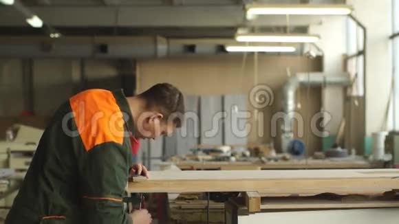 工人打磨角磨机的木材视频的预览图