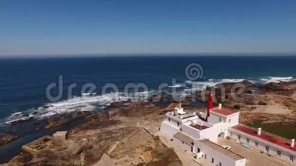葡萄牙新特拉岛大西洋附近悬崖上的灯塔视频的预览图