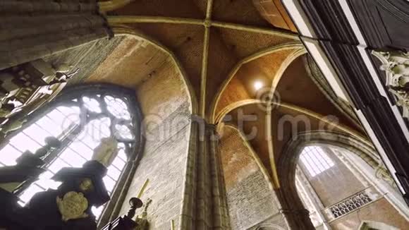 教堂里古老的天花板视频的预览图