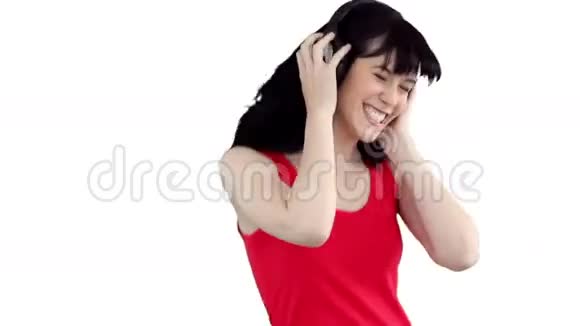 女人一边听音乐一边高兴地跳舞视频的预览图