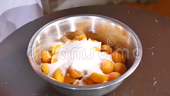 面粉和糖一起掉进一盘杏子里视频的预览图